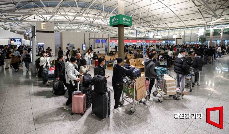 인천국제공항 제1여객터미널을 찾은 여행객들이 발권하기 위해 줄을 서고 있다.