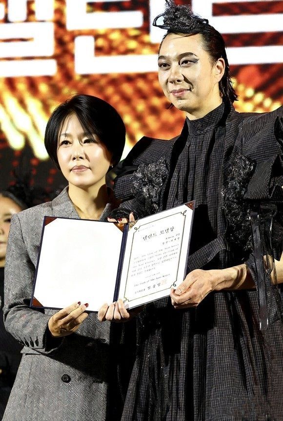 왼쪽부터 (주)예랑프로덕션·예랑뷰티아카데미 이현주 대표와 2026 더룩오브더이어 코리아 클래식 부문 탤런트 모델상을 수상한 허재영 모델