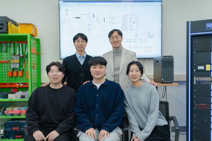 연구팀 사진. 왼쪽 상단부터 전기전자컴퓨터공학과 박완호 박사과정생, 김윤수 교수, 고성혁·황준벽·황진솔 박사과정생. GIST 제공