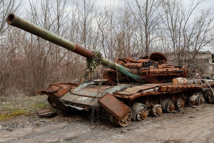 지난 19일(현지시간) 우크라이나 도네츠크주에 우크라이나군의 파괴된 군사 장비가 남아 있는 모습. TASS연합뉴스