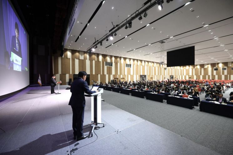 서정진 셀트리온그룹 회장이 24일 인천 연수구 송도컨벤시아에서 열린 정기 주주총회에서 발언하고 있다. 셀트리온