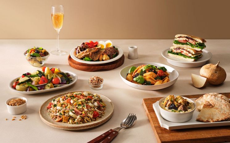 신세계백화점 강남점에 위치한 유러피안 델리 '베키아에누보 가스트로'에서 판매 중인 샐러드. 신세계푸드 제공.