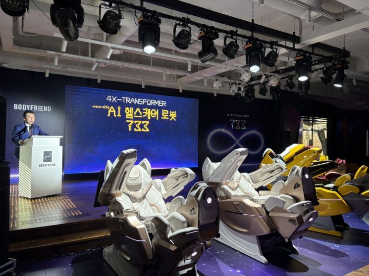 Bodyfriend代表Gwak Doyeon 24日在首尔江南区道谷休闲会所举行的“733上市纪念大会”上介绍产品。李瑞熙 记者供图