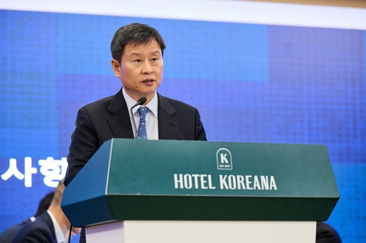박기덕 고려아연 사장이 24일 서울 중구 코리아나호텔에서 열린 정기 주주총회에서 의장을 맡아 진행하고 있다. 고려아연