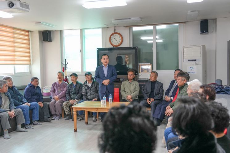 김진태 강원특별자치도지사가 24일 금산3리 경로당에서 '금산리 주민 간담회'를 열고 있다. 강원도 제공