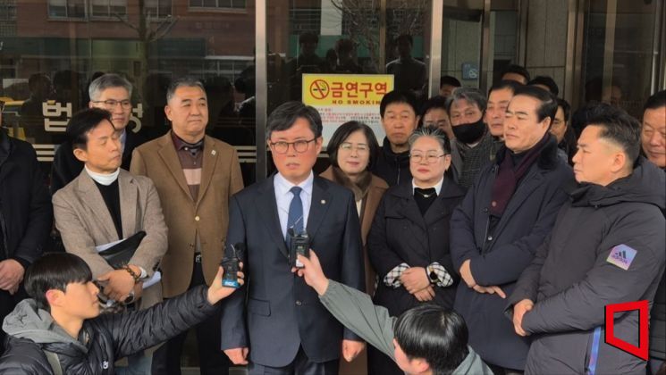 더불어민주당 안도걸(광주 동구남구을) 의원이 지난 1월 30일 오후 공직선거법 등 위반 사건 1심에서 무죄를 선고받은 뒤 광주지방법원 법정동 앞에서 입장을 밝히고 있다. 민현기 기자