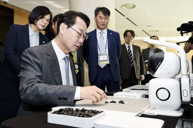 정명근 화성특례시장이 AI 체험부스에서 AI 로봇과 오목을 두고 있다. 화성시 제공