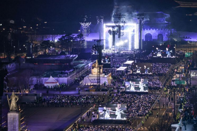 그룹 방탄소년단(BTS)이 21일 서울 광화문 광장에서 정규 5집 '아리랑'(ARIRANG) 발매를 기념해 무료 공연 'BTS 컴백 라이브: 아리랑'(BTS THE COMEBACK LIVE｜ARIRANG)을 열고 있다. 연합뉴스