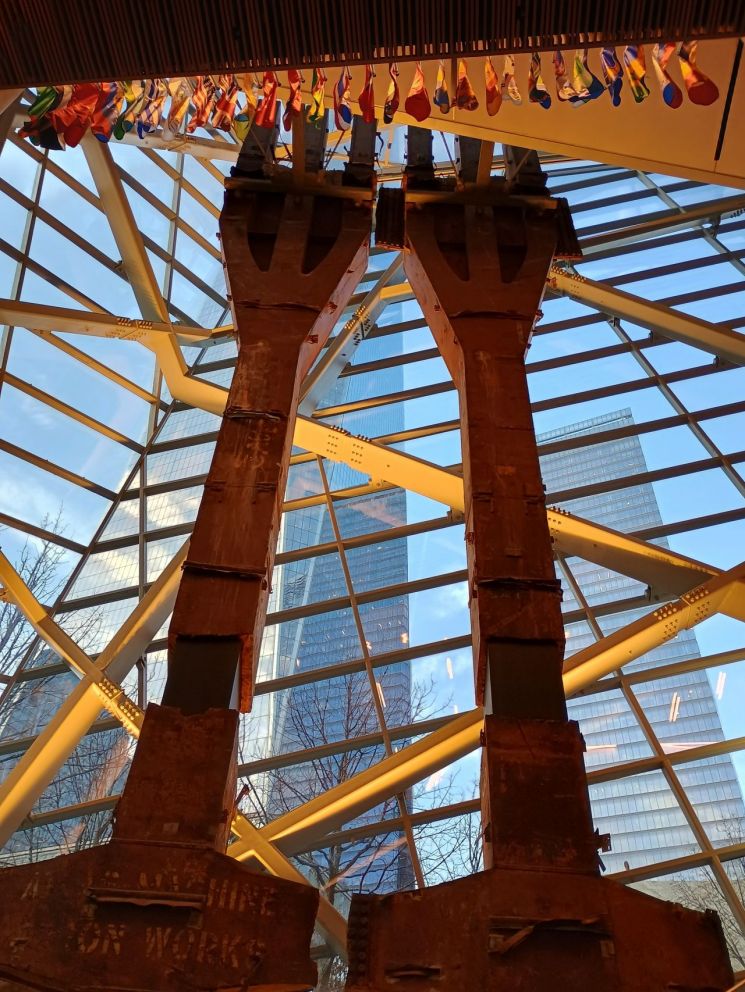 911 메모리얼 박물관으로 내려가는 길에 전시된 세계무역센터 철골. 황윤주 기자