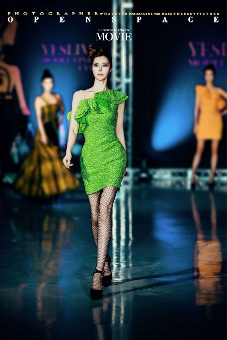 나영희 모델이 한만순 디자이너 LINE COLLECTION 작품을 입고 포즈를 취하고 있다.  오픈스페이스 작가 제공