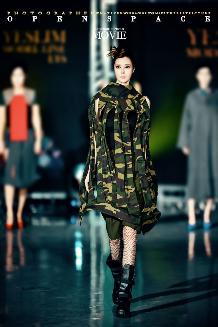 나영희 모델이 미지미지 김미지 디자이너 작품을 입고 포즈를 취하고 있다. 오픈스페이스 작가 제공