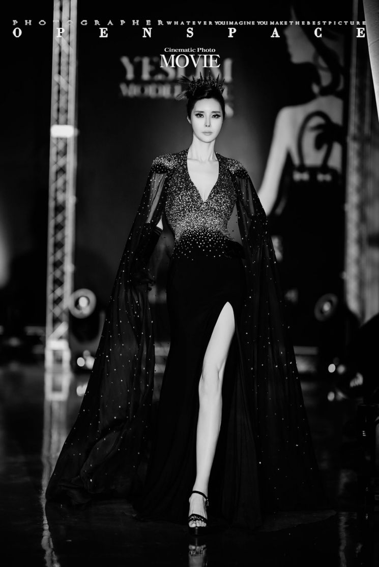 나영희 모델이 더 지안(대표 김지영) 드레스를 입고 포즈를 취하고 있다. 오픈스페이스 작가 제공