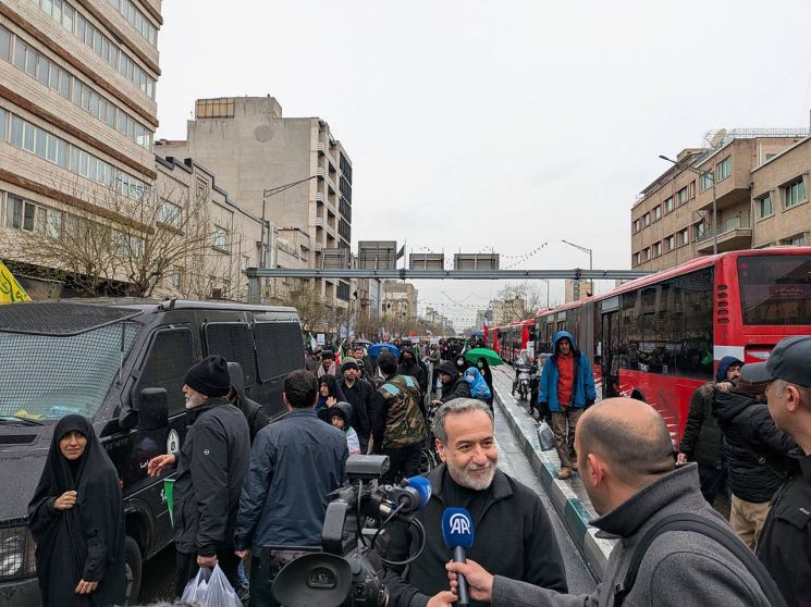 지난 13일(현지시간) 이란의 수도 테헤란에서 열린 '쿠드스의 날(Quds Day)' 집회에 참석한 아바스 아라그치(Abbas Araghchi) 이란 외무장관(가운데)이 취재진에 답하고 있다. 테헤란(이란)=UPI연합뉴스