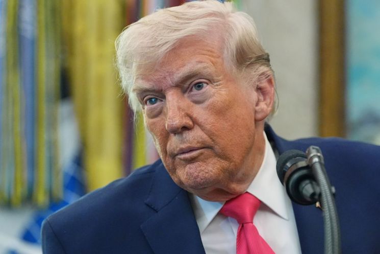 트럼프 대통령은 24일 이란 전쟁 상황과 관련해 "그들이 우리에게 선물을 줬다"고 주장했다. AP연합뉴스