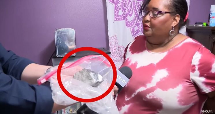 주택 소유주인 셰리 제임스는 "방 안에 있을 때 갑자기 큰 굉음이 들렸다"며 "처음에는 상황을 전혀 알 수 없었다"고 당시를 설명했다. 이후 천장에서 구멍이 발견되고 바닥의 암석을 확인한 뒤 운석 낙하 사실을 인지한 것으로 전해졌다. KHOU 11 공식 유튜브 갈무리