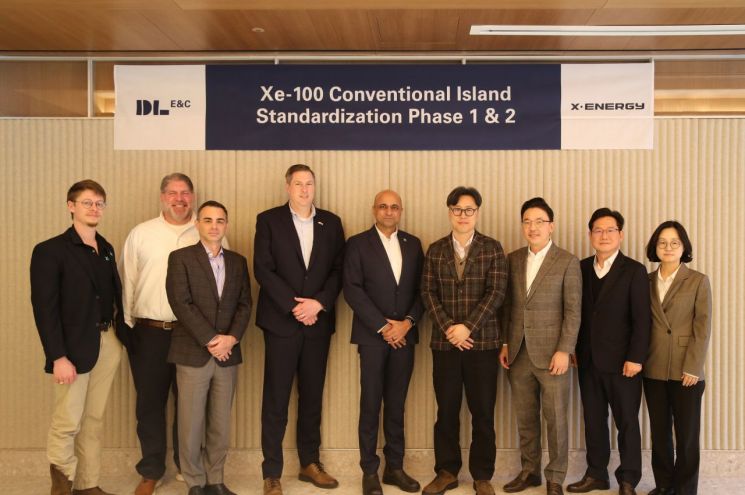 딩카 바티아 엑스에너지 CCO(최고영업책임자, 왼쪽 다섯째)와 배종식 DL이앤씨 플랜트사업본부 부본부장(왼쪽 여섯째)이 서울 마곡동 본사에서 열린 SMR 표준화 설계 계약 체결을 기념해 사진촬영을 하고 있다.DL이앤씨 제공