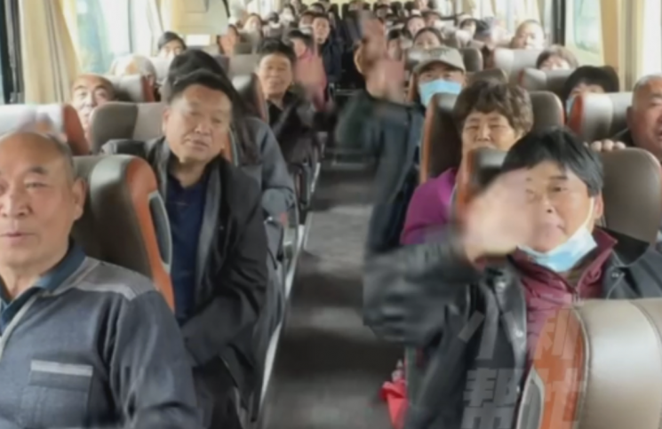 중국 제조업체 허난광업그룹이 직원 부모들이 여행을 떠나는 모습. 중국 사회관계망서비스
