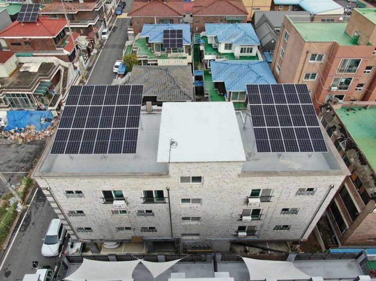 LH 매입임대주택 옥상에 설치된 공유햇빛발전소. LH 제공