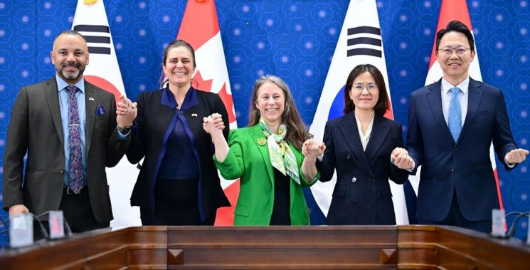 김영만 산업통상부 통상정책국장(오른쪽 부터)과 김선영 외교부 양자경제외교국장이 정부서울청사 외교부 회의실에서 열린 '제2차 한-캐나다 2+2 국장급 경제안보 대화'에서 캐나다 측 대표단과 기념촬영을 하고 있다. 산업통상부.