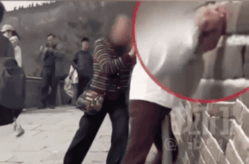 이번 사건은 당시 상황이 담긴 영상이 온라인을 통해 확산되면서 논란이 커졌다. 영상 속 관광객은 'XX OO 자매 기념'이라는 문구를 한 글자씩 힘겹게 새겼고, 옆에 있던 일행으로 보이는 인물이 이를 촬영했다. 웨이보