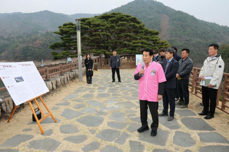 양산12경 프레스투어 법기수원지에서 현장 브리핑을 진행하는 나동연 양산시장. 양산시 제공