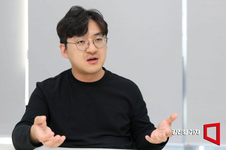 백두산 웨어러블에이아이 대표이사가 25일 서울 영등포구 생각공장당산에 마련된 사무실에서 인터뷰 하고 있다. 강진형 기자