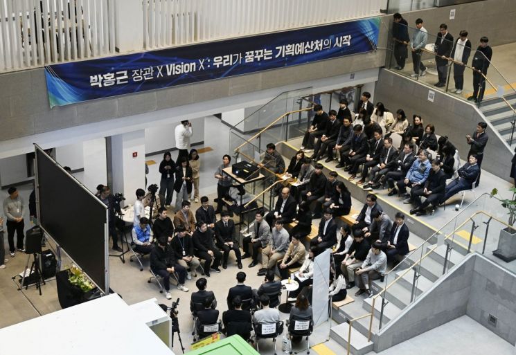 박홍근 기획예산처 장관이 3월 25일 오후 정부세종청사 중앙동에서 열린 '기획예산처 직원 소통 간담회'를 주재 직원들과 소통하고 있다. 기획예산처