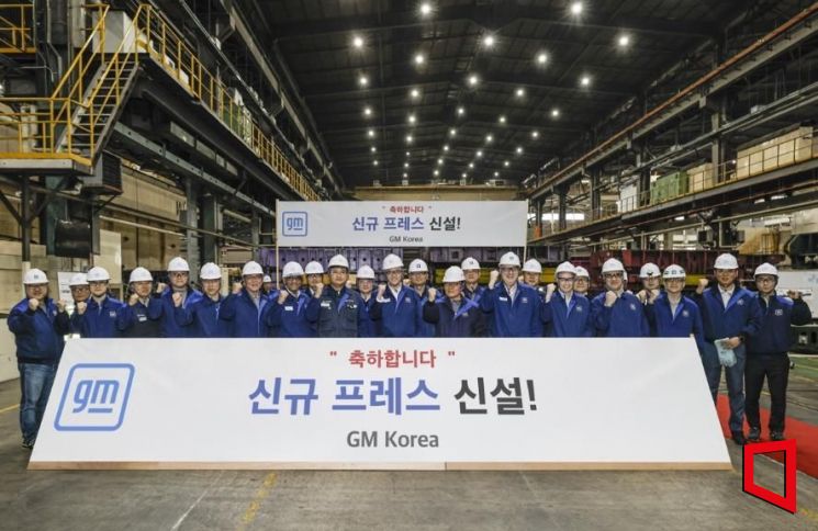 GM 한국사업장 인천 부평공장 내 프레스 공장에서 열린 행사에서 헥터비자레알 GM 한국사업장 사장 겸 CEO와 아시프 카트리 GM 해외사업부문 생산 총괄 부사장, 이동우 GM 한국사업장 생산부문 부사장, 로버트 트림 GM 한국사업장 노사 및 인사부문 부사장, 안규백 전국금속노동조합 한국지엠지부장 등 관계자들이 기념촬영을 하고 있다. 한국GM