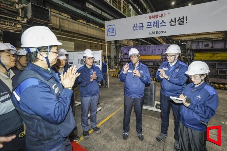 헥터비자레알 GM 한국사업장 사장 겸 CEO(오른쪽 두번째)가 GM 한국사업장 임직원들과 부평 공장에서 신규 프레스 설비 도입을 축하하고 있고 있다. 한국GM