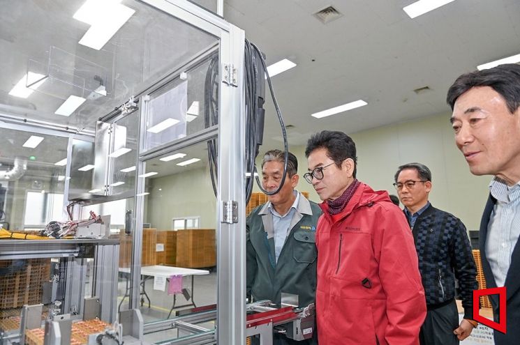 구미 산업 현장 덕우전자 2공장을 방문해 관계자에게 생산에 관한 설명을 듣고 있다.