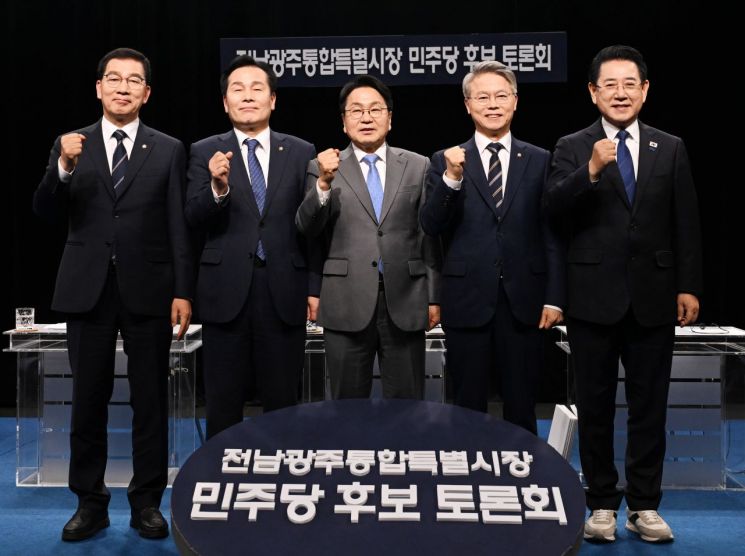 25일 광주 서구 KBC광주방송에서 열린 전남광주특별시장 민주당 경선 방송토론회 시작에 앞서 후보들이 기념사진을 찍고 있다. 왼쪽부터 신정훈, 주철현, 강기정, 민형배, 김영록 경선후보. 연합뉴스