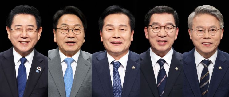 25일 광주 서구 KBC광주방송 공개홀에서 더불어민주당 전남광주특별시장 경선 방송토론회가 열렸다. 왼쪽부터(기호순) 김영록, 강기정, 주철현, 신정훈, 민형배 경선후보가 발언하고 있다. 연합뉴스