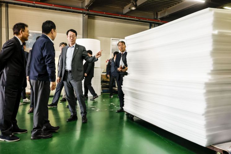 정명근 화성특례시장이 25일 관내 보온재 제조업체를 방문해 원재료 수급상황을 점검하고 있다. 화성시 제공