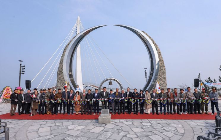 三陟市25日在校洞愿望塔一带举行“三陟海上天空步道”竣工仪式，这一全新景点可一览海岸风光。三陟市提供