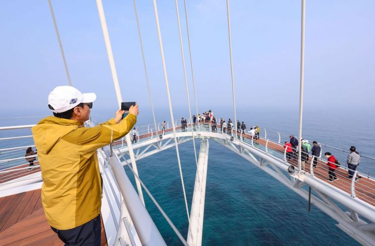 三陟市25日在校洞愿望之塔一带举办新旅游景点“三陟海上天空步道”竣工仪式，游客可在此一览海岸风光。三陟市提供