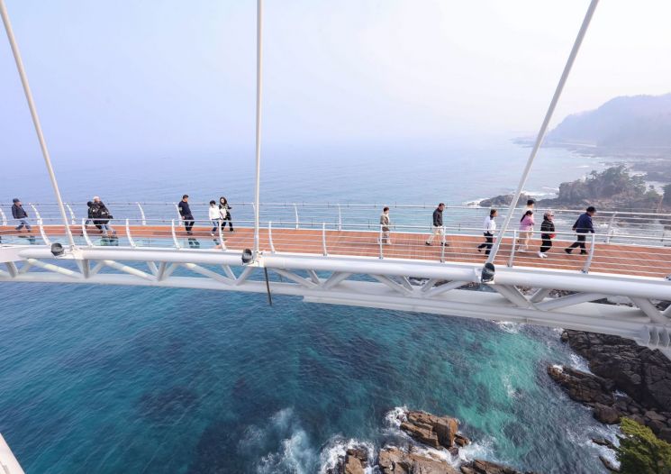 三陟市25日在校洞愿望之塔一带举行新旅游景点“三陟海上天空步道”竣工仪式，游客可在此一览海岸全景。三陟市提供