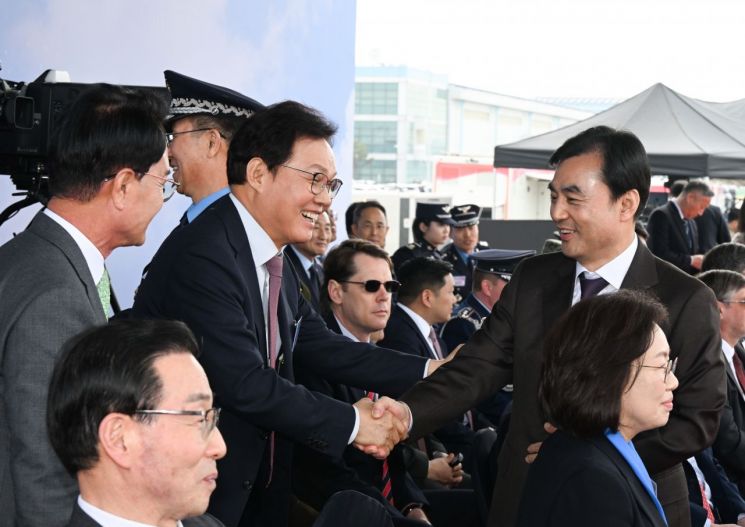 박완수 경남도지사(왼쪽)가 KF-21 양산 1호기 출고식에서 안규백 국방부장관과 악수를 나누고 있다. 한국사진기자협회 사진공동취재단 제공