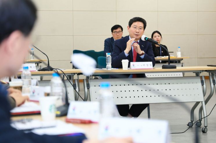 이상일 용인특례시장이 지난 25일 '2026년 제2회 반도체산업 경쟁력강화위원회' 회의에 참석해 인사말을 하고 있다. 용인시 제공