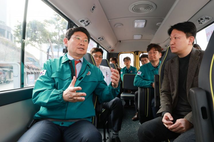 이상일 용인특례시장이 25일 '용인 동백 자율주행자동차 시범사업'을 앞두고 용인세브란스병원에서 차량에 시승하고 자율주행 체계와 안정성을 점검하고 있다. 용인시 제공