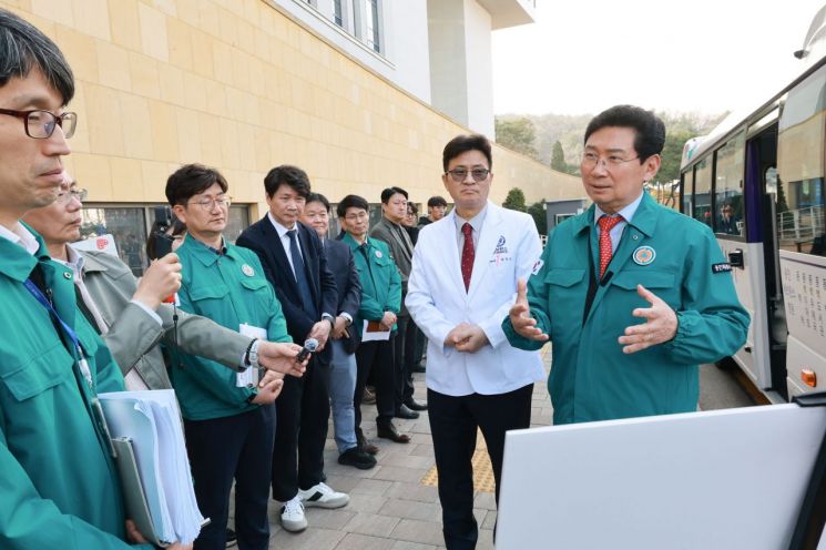 이상일 용인특례시장이 25일 '용인 동백 자율주행자동차 시범사업'을 앞두고 용인세브란스병원에서 차량에 시승하고 자율주행 체계와 안정성을 점검하고 있다. 용인시 제공