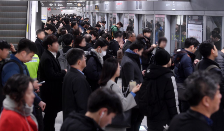 9호선 열차를 기다리는 승객들. 아시아경제DB.