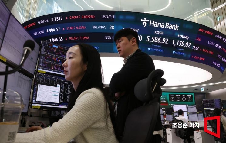 미국이 제시한 협상안에 이란이 거부 의사를 밝히면서 다시 긴장감이 감도는 가운데 국내 증시는 하락 출발한 26일 서울 중구 하나은행 본점 딜링룸에서 직원이 증시와 환율 등을 모니터하고 있다. 이날 코스피는 전 거래일 대비 48.15p(0.85%) 내린 5594.06으로 장을 시작했다. 2026.3.26 조용준 기자
