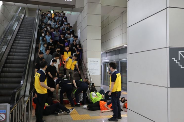 9호선 역사 내부에서 안전훈련을 진행하고 있다. 아시아경제 DB.