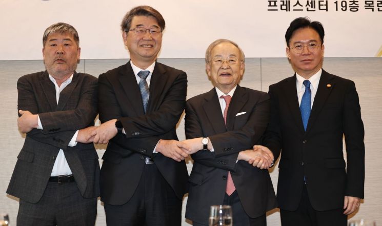 김동명 한국노총 위원장(왼쪽부터), 김지형 경제사회노동위원회 위원장, 손경식 한국경영자총협 회장, 김영훈 고용노동부 장관이 26일 서울 중구 프레스센터에서 열린 제1차 노사정 대표 만남에서 기념촬영을 하고 있다. 2026.3.26 연합뉴스