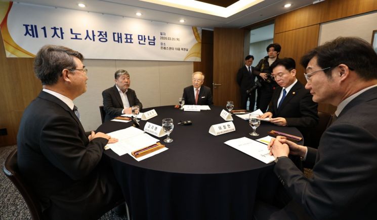김지형 경제사회노동위원회 위원장(왼쪽) 26일 서울 중구 프레스센터에서 열린 제1차 노사정 대표 만남에서 발언하고 있다. 왼쪽부터 김 위원장, 김동명 한국노총 위원장, 손경식 경총 회장, 김영훈 고용부 장관, 이정한 경사노위 상임위원. 2026.3.26 연합뉴스