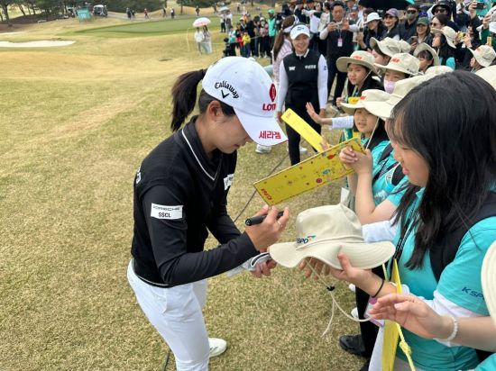 황유민이 지난해 KLPGA 키즈 골프캠프 참가자들에게 사인을 해주고 있다. KLPGA 제공