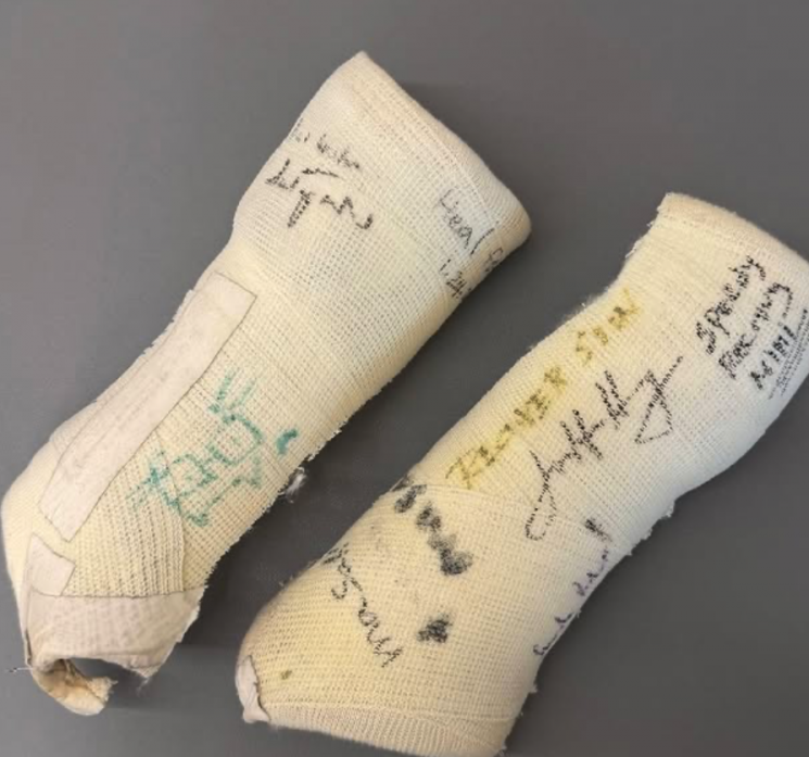 최태원 SK그룹 회장이 손목 부상으로 착용했던 깁스에 글로벌 빅테크 최고경영자(CEO)들이 남긴 응원 메시지를 공개했다. 최태원 인스타그램