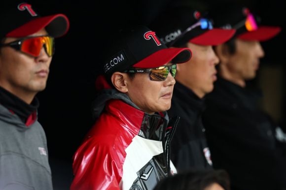 염경엽 LG 감독이 키움 히어로즈와의 시범경기를 지켜보고 있다. 연합뉴스