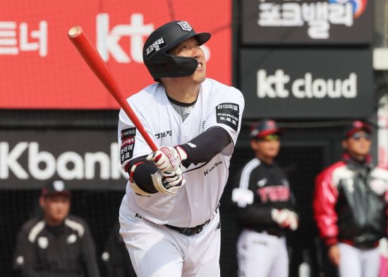 지난해 우승 멤버인 김현수는 올해 FA 자격을 얻어 kt로 이적했다. 연합뉴스