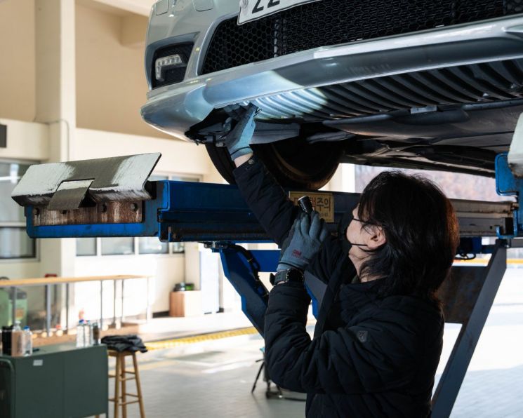 An employee of the Korea Transportation Safety Authority is conducting a vehicle inspection on a car subject to inspection. Provided by Korea Transportation Safety Authority